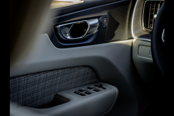 Volvo XC60 2.0 T6 Plug-in hybrid AWD Essential Edition Bright