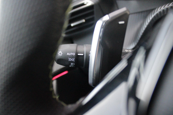 Peugeot 2008 1.2 Hybrid 145PK GT AUTOMAAT | ELEKTRISCH BEDIENBARE BESTUURDERSSTOEL | NAVIGATIE | FULL LED KOPLAMPEN | DRAADLOZE APPLE CARPLAY/ANDROID AUTO | ADAPTIVE CRUISE CONTROL | CAMERA VOOR + ACHTER | CLIMATE CONTROL | LICHTMETALEN VELGEN 17" | KEYLESS ENTRY/START | DAB+ RADIO | ALCANTARA/LEDEREN BEKLEDING  | DODEHOEK DETECTIE | PARKEERSENSOREN VOOR + ACHTER | STOEL VERWARMING |