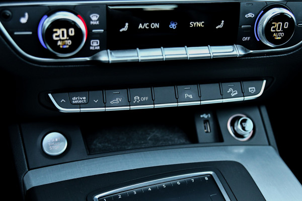 Audi Q5 55 TFSI e quattro Competition 3x S-Line. Luchtv, Pano, ACC, B&O, Camera, Keyless, Matrix, CarPlay, Dodeh!