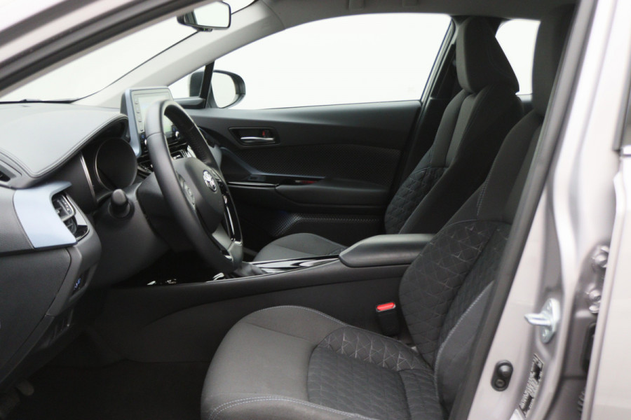 Toyota C-HR 1.8 Hybrid Dynamic Camera, Apple Carplay, Keyless, Lane Assist, ACC, LED, 18"