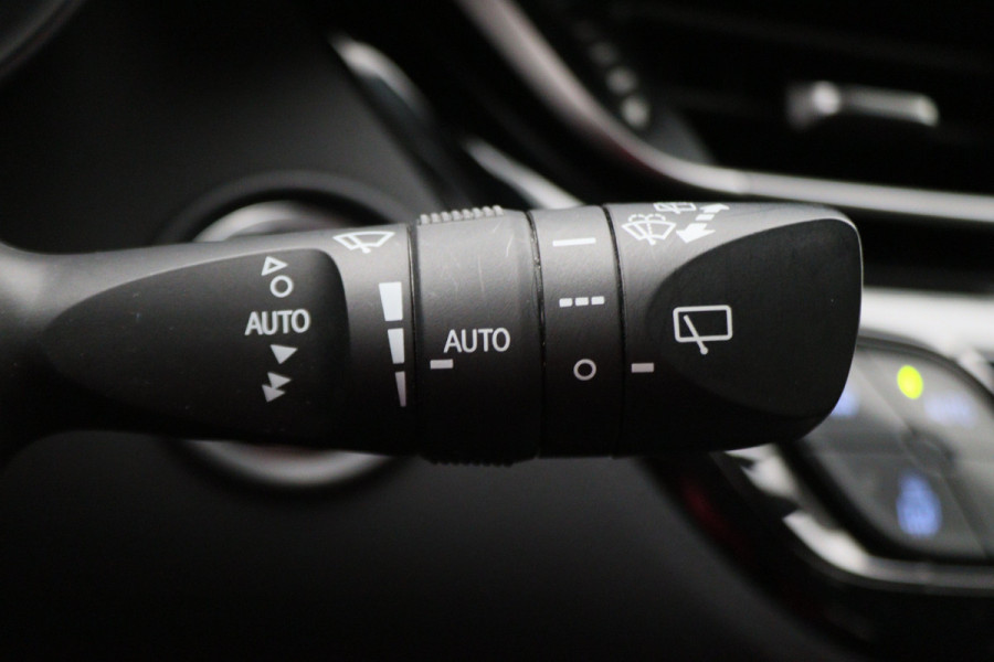 Toyota C-HR 1.8 Hybrid Dynamic Camera, Apple Carplay, Keyless, Lane Assist, ACC, LED, 18"