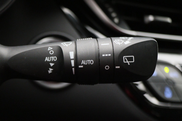 Toyota C-HR 1.8 Hybrid Dynamic Camera, Apple Carplay, Keyless, Lane Assist, ACC, LED, 18"