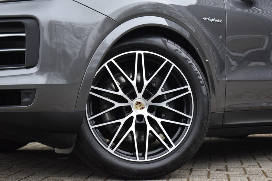 Porsche Cayenne 3.0 E-Hybrid 470pk Sport Chrono | Pano | Matrix | ACC | 21'' Wielen | Bose | Trekhaak | Orig. NL |