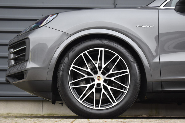 Porsche Cayenne 3.0 E-Hybrid 470pk Sport Chrono | Pano | Matrix | ACC | 21'' Wielen | Bose | Trekhaak | Orig. NL |