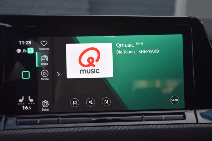 Volkswagen Golf Variant 1.5 TSI R-Line Panoramadak / Stoel en stuurverwarming / Trekhaak elektrisch /