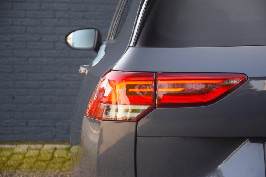 Volkswagen Golf Variant 1.5 TSI R-Line Panoramadak / Stoel en stuurverwarming / Trekhaak elektrisch /