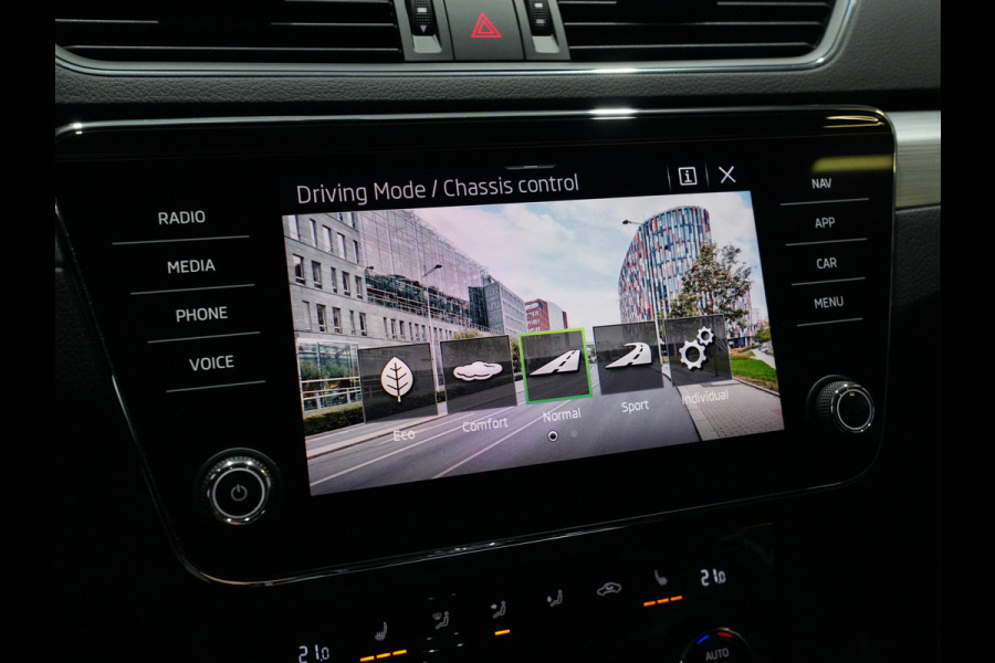 Škoda Superb Combi 1.4 TSI iV 204pk Business Edition Plus Trekhaak Camera 18"velgen Android/Carplay Keyless 215