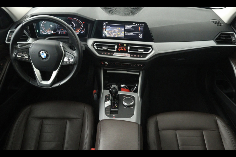 BMW 3 Serie Touring 318i High Executive Edition (PANORAMADAK, TREKHAAK, STOELVERWARMING, CAMERA, NAVIGATIE, PARKEERSENSOREN)