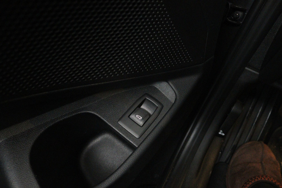 BMW 3 Serie Touring 318i High Executive Edition (PANORAMADAK, TREKHAAK, STOELVERWARMING, CAMERA, NAVIGATIE, PARKEERSENSOREN)