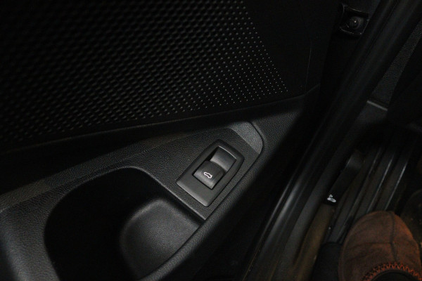 BMW 3 Serie Touring 318i High Executive Edition (PANORAMADAK, TREKHAAK, STOELVERWARMING, CAMERA, NAVIGATIE, PARKEERSENSOREN)