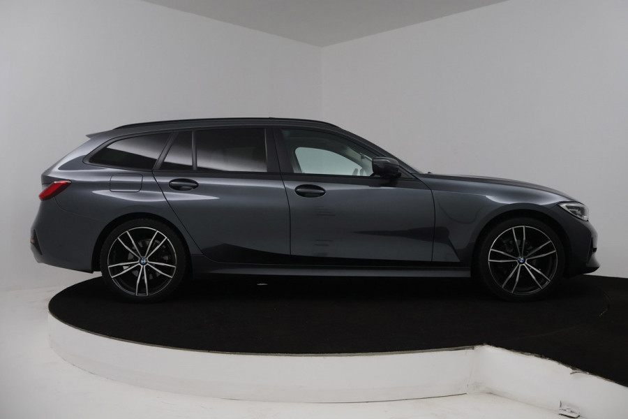 BMW 3 Serie Touring 318i High Executive Edition (PANORAMADAK, TREKHAAK, STOELVERWARMING, CAMERA, NAVIGATIE, PARKEERSENSOREN)