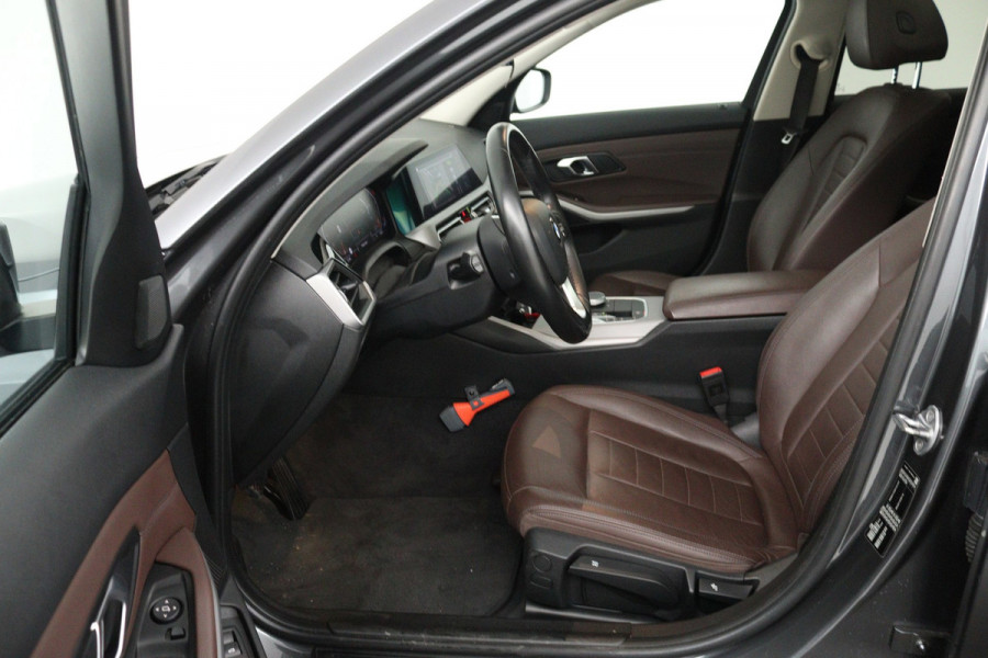 BMW 3 Serie Touring 318i High Executive Edition (PANORAMADAK, TREKHAAK, STOELVERWARMING, CAMERA, NAVIGATIE, PARKEERSENSOREN)