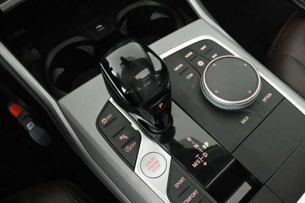 BMW 3 Serie Touring 318i High Executive Edition (PANORAMADAK, TREKHAAK, STOELVERWARMING, CAMERA, NAVIGATIE, PARKEERSENSOREN)