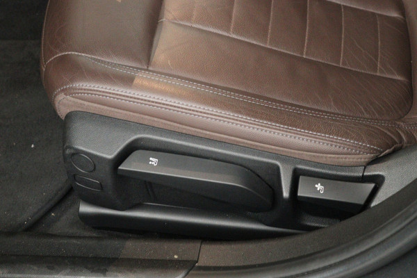 BMW 3 Serie Touring 318i High Executive Edition (PANORAMADAK, TREKHAAK, STOELVERWARMING, CAMERA, NAVIGATIE, PARKEERSENSOREN)