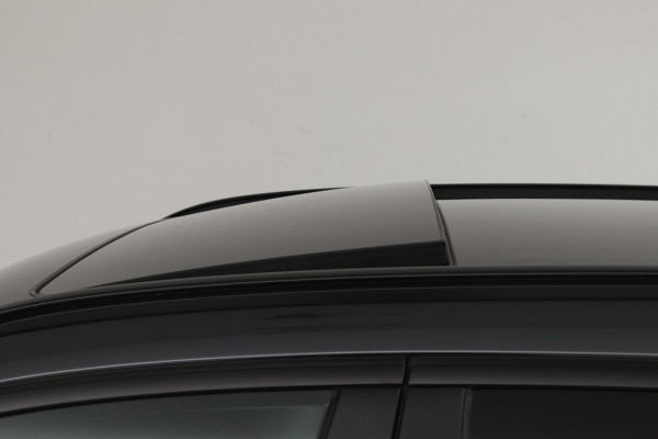 BMW 3 Serie Touring 318i High Executive Edition (PANORAMADAK, TREKHAAK, STOELVERWARMING, CAMERA, NAVIGATIE, PARKEERSENSOREN)