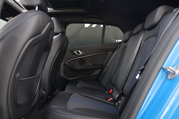 BMW 1-serie 118i M SPORT / PANODAK / LIVE COCKPIT / LED / CAMERA / CARPLAY