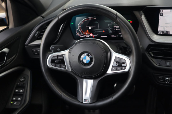 BMW 1-serie 118i M SPORT / PANODAK / LIVE COCKPIT / LED / CAMERA / CARPLAY