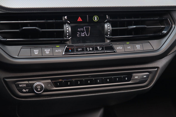 BMW 1-serie 118i M SPORT / PANODAK / LIVE COCKPIT / LED / CAMERA / CARPLAY