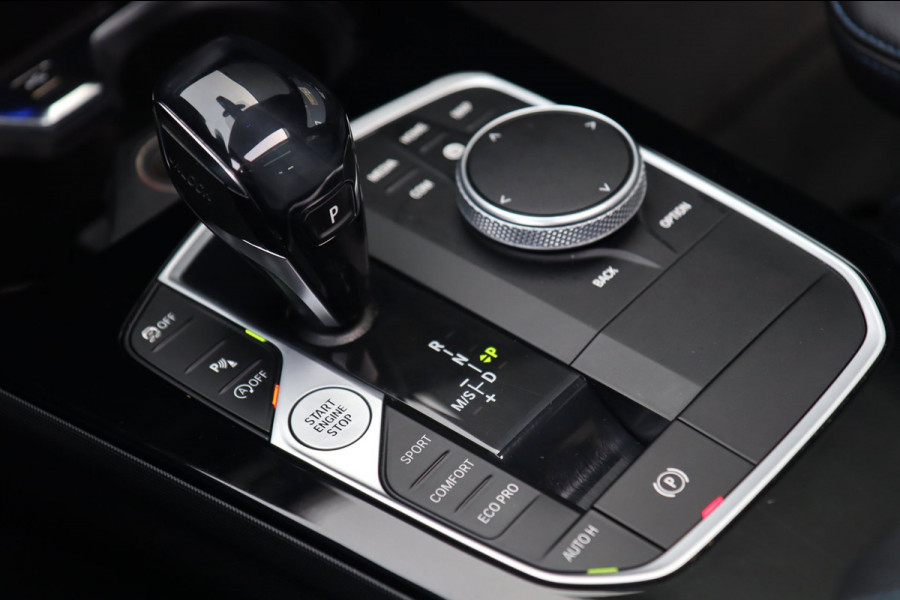 BMW 1-serie 118i M SPORT / PANODAK / LIVE COCKPIT / LED / CAMERA / CARPLAY