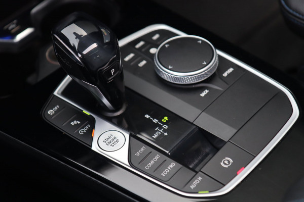 BMW 1-serie 118i M SPORT / PANODAK / LIVE COCKPIT / LED / CAMERA / CARPLAY