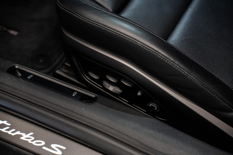Porsche 911 3.8 Turbo S *Keramisch / Burmester / Lift-Systeem / Carbon / Stoelventilatie / Nachtzicht / Vierwielbesturing*