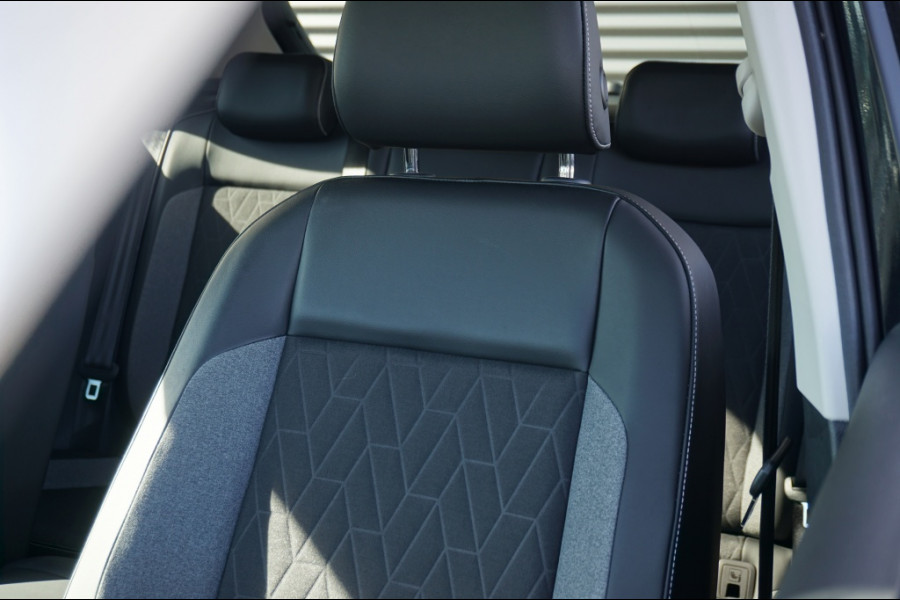 Volkswagen T-Roc 115PK Life Edition ALLSEASONS | STOELVERWARMING | PARK.SENS