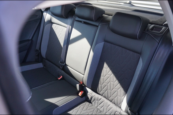 Volkswagen T-Roc 115PK Life Edition ALLSEASONS | STOELVERWARMING | PARK.SENS