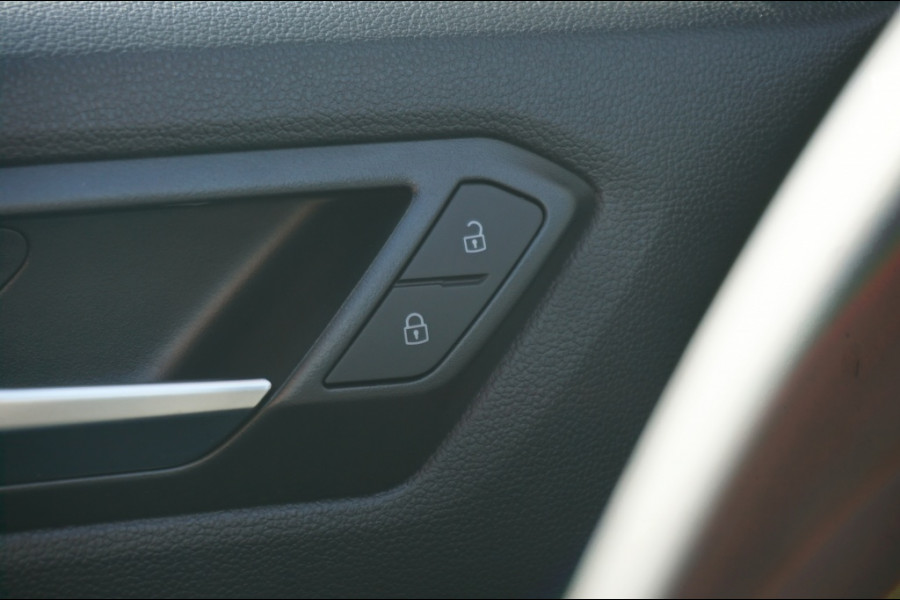 Volkswagen T-Roc 115PK Life Edition ALLSEASONS | STOELVERWARMING | PARK.SENS