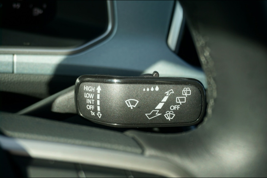 Volkswagen T-Roc 115PK Life Edition ALLSEASONS | STOELVERWARMING | PARK.SENS