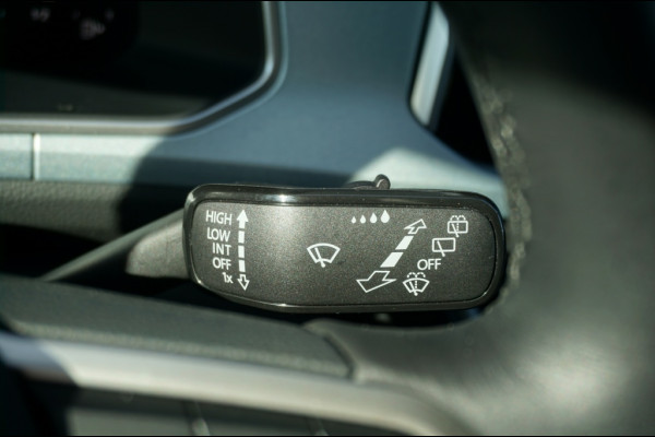 Volkswagen T-Roc 115PK Life Edition ALLSEASONS | STOELVERWARMING | PARK.SENS