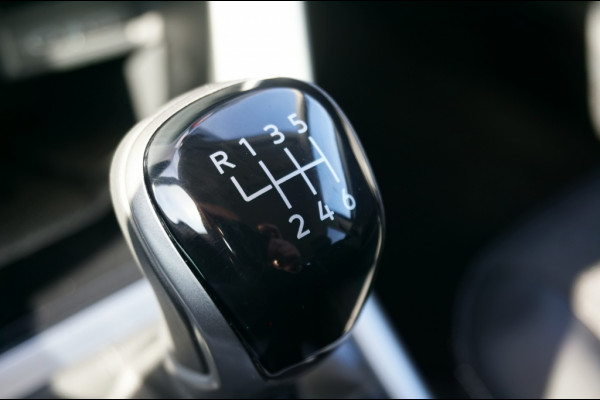 Volkswagen T-Roc 115PK Life Edition ALLSEASONS | STOELVERWARMING | PARK.SENS