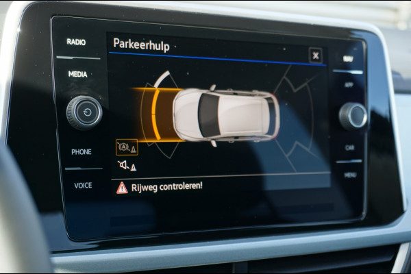 Volkswagen T-Roc 115PK Life Edition ALLSEASONS | STOELVERWARMING | PARK.SENS