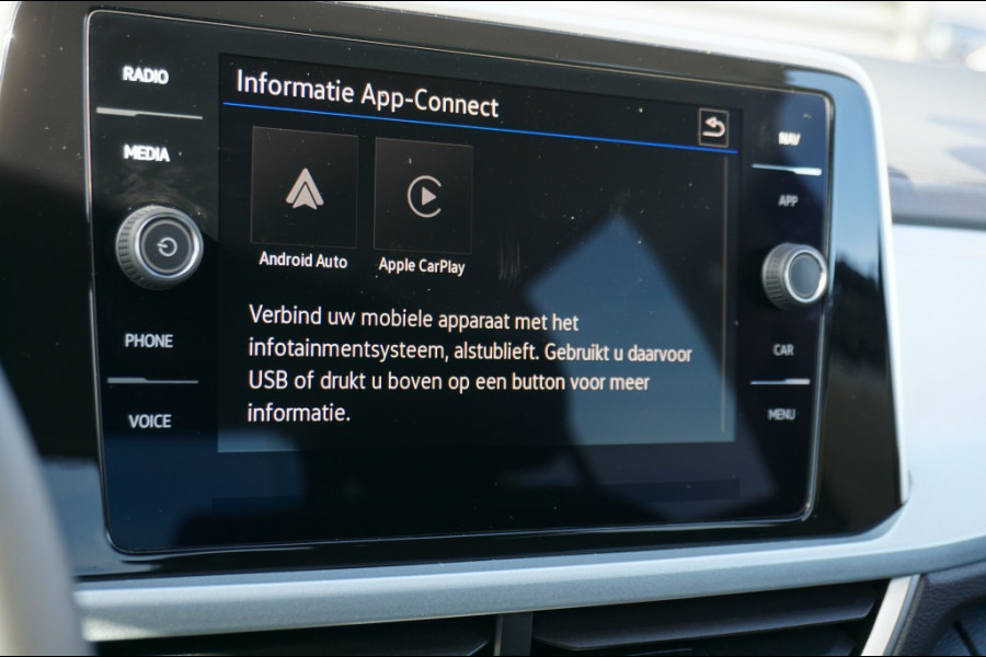 Volkswagen T-Roc 115PK Life Edition ALLSEASONS | STOELVERWARMING | PARK.SENS