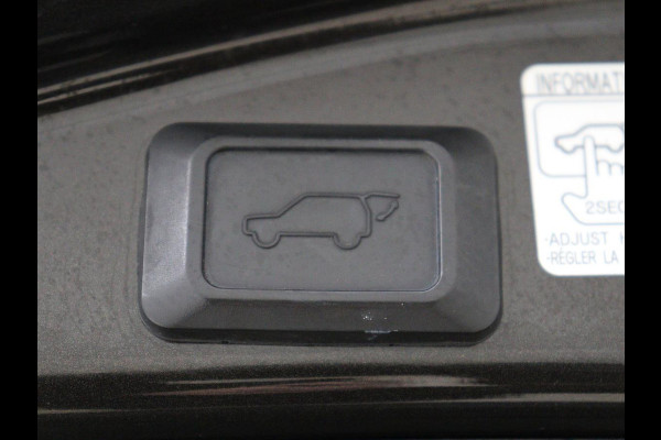 Toyota RAV4 2.5 Hybrid Black Edition | Schuifdak | Trekhaak | Adaptive cruise | Camera | Navigatie | Climate control | Bluetooth | 18'' | Getint glas