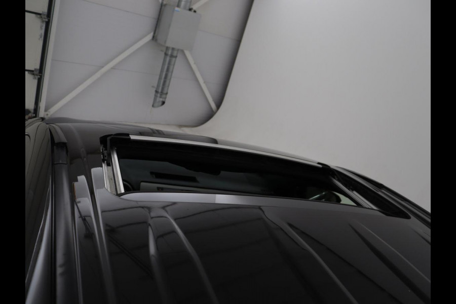 Toyota RAV4 2.5 Hybrid Black Edition | Schuifdak | Trekhaak | Adaptive cruise | Camera | Navigatie | Climate control | Bluetooth | 18'' | Getint glas