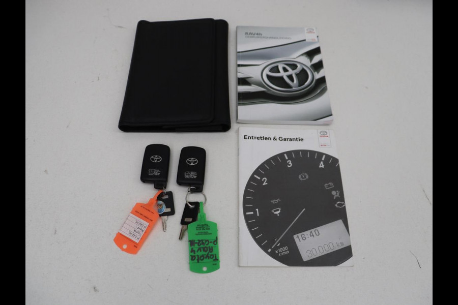 Toyota RAV4 2.5 Hybrid Black Edition | Schuifdak | Trekhaak | Adaptive cruise | Camera | Navigatie | Climate control | Bluetooth | 18'' | Getint glas