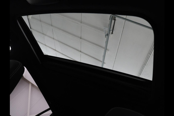 Toyota RAV4 2.5 Hybrid Black Edition | Schuifdak | Trekhaak | Adaptive cruise | Camera | Navigatie | Climate control | Bluetooth | 18'' | Getint glas