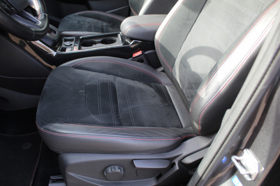 Ford Kuga 1.5 EcoBoost ST Line , 180pk , AWD , 1800kg Trekgewicht Climate control , Navigatie , Camera , Trekhaak Panorama/schuif kantel dak , Dealeronderhouden