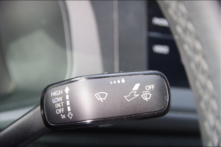 Volkswagen Transporter 2.0 TDI L2 3-ZITS, AUT. LED, 2X SCHUIFDEUR, TREKHAAK, STOELVERWARMING, CAMERA, ADAPT. CRUISE, AIRCO