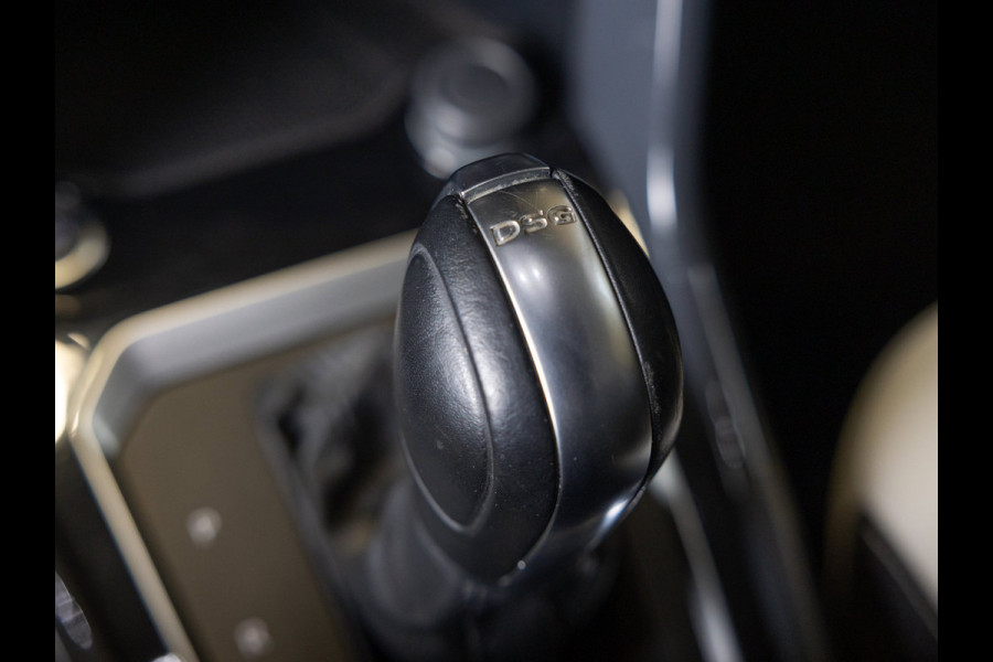 Volkswagen T-Roc 1.5 TSI Style / 150pk / Lederen bekleding / Airco / Achteruitrijcamera / Stoelverwarming / Cruise