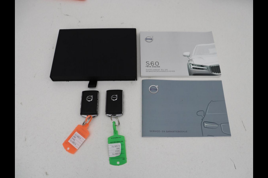 Volvo S60 2.0 T6 AWD Twin Engine R-Design | Stoelverwarming | Adaptive cruise | Standkachel | Camera | 19'' | Carplay | Full LED | Navigatie | Side Assist | Half leder | Origineel NL | PHEV | Plug In