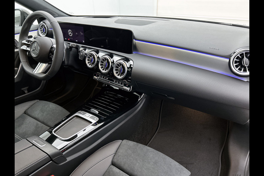 Mercedes-Benz A-Klasse 250 e Business Solution AMG | AMG Line Plus pakket | Trekhaak | 360° camera | Smartphone-integratie | Panoramaschuifdak | MULTIBEAM LED | Head-up display | 19 inch AMG velgen | Augmented Reality navigatie |