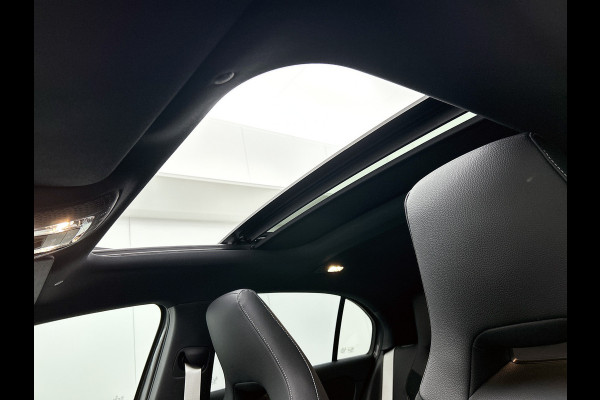 Mercedes-Benz A-Klasse 250 e Business Solution AMG | AMG Line Plus pakket | Trekhaak | 360° camera | Smartphone-integratie | Panoramaschuifdak | MULTIBEAM LED | Head-up display | 19 inch AMG velgen | Augmented Reality navigatie |