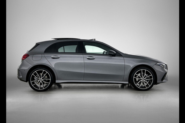 Mercedes-Benz A-Klasse 250 e Business Solution AMG | AMG Line Plus pakket | Trekhaak | 360° camera | Smartphone-integratie | Panoramaschuifdak | MULTIBEAM LED | Head-up display | 19 inch AMG velgen | Augmented Reality navigatie |