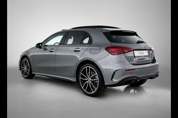 Mercedes-Benz A-Klasse 250 e Business Solution AMG | AMG Line Plus pakket | Trekhaak | 360° camera | Smartphone-integratie | Panoramaschuifdak | MULTIBEAM LED | Head-up display | 19 inch AMG velgen | Augmented Reality navigatie |