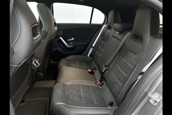Mercedes-Benz A-Klasse 250 e Business Solution AMG | AMG Line Plus pakket | Trekhaak | 360° camera | Smartphone-integratie | Panoramaschuifdak | MULTIBEAM LED | Head-up display | 19 inch AMG velgen | Augmented Reality navigatie |