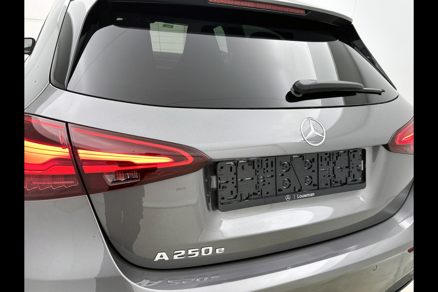 Mercedes-Benz A-Klasse 250 e Business Solution AMG | AMG Line Plus pakket | Trekhaak | 360° camera | Smartphone-integratie | Panoramaschuifdak | MULTIBEAM LED | Head-up display | 19 inch AMG velgen | Augmented Reality navigatie |