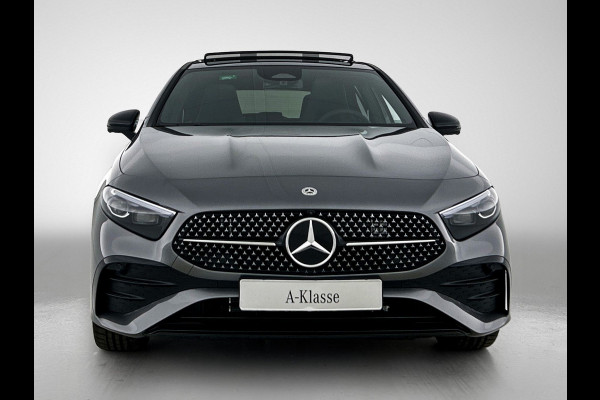 Mercedes-Benz A-Klasse 250 e Business Solution AMG | AMG Line Plus pakket | Trekhaak | 360° camera | Smartphone-integratie | Panoramaschuifdak | MULTIBEAM LED | Head-up display | 19 inch AMG velgen | Augmented Reality navigatie |