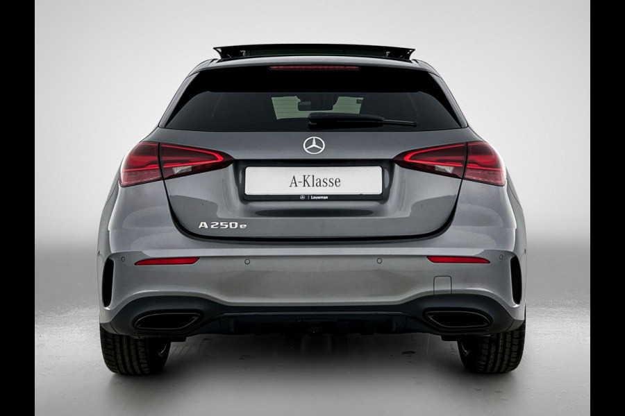 Mercedes-Benz A-Klasse 250 e Business Solution AMG | AMG Line Plus pakket | Trekhaak | 360° camera | Smartphone-integratie | Panoramaschuifdak | MULTIBEAM LED | Head-up display | 19 inch AMG velgen | Augmented Reality navigatie |