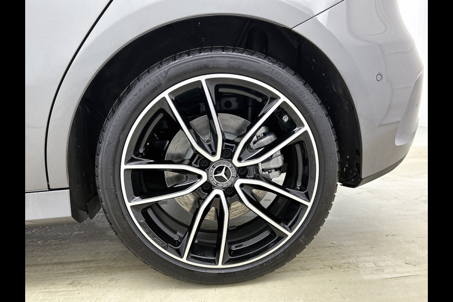 Mercedes-Benz A-Klasse 250 e Business Solution AMG | AMG Line Plus pakket | Trekhaak | 360° camera | Smartphone-integratie | Panoramaschuifdak | MULTIBEAM LED | Head-up display | 19 inch AMG velgen | Augmented Reality navigatie |